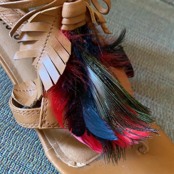 Gorgeous Boho-Chic Pour La Victoire Leather Sandals with Feathers - Picture 6 of 8